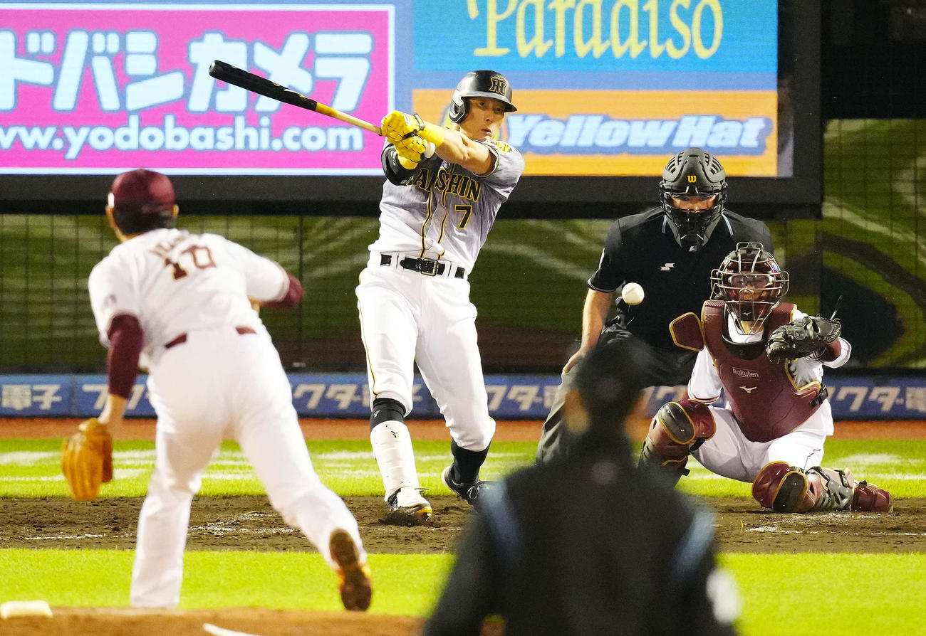 楽天対阪神　5回表阪神2死三塁、二塁適時内野安打とする糸井（撮影・江口和貴）