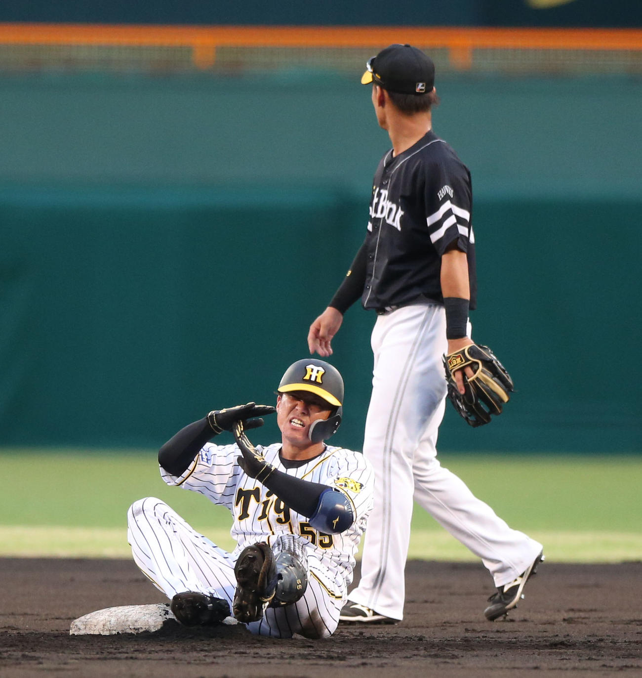 	
阪神対ソフトバンク　2回表阪神無死、陽川は右二塁打を放ち二塁で足を痛め顔をゆがめる（撮影・上山淳一）
