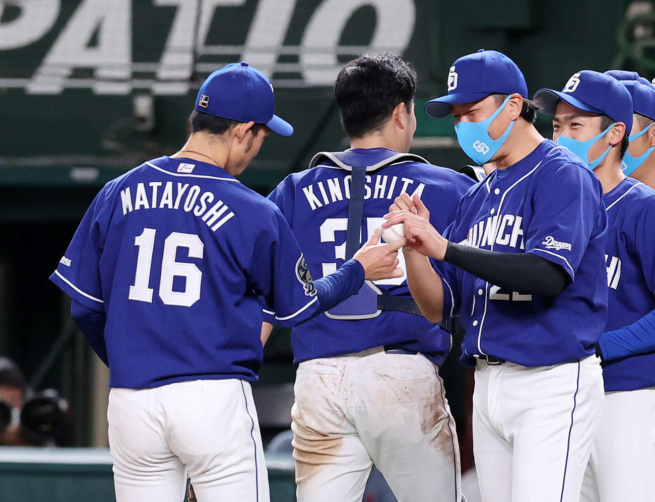 西武対中日　勝利し又吉（左）からウイニングボールをもらい、笑顔を見せる中日大野雄（撮影・鈴木正人）