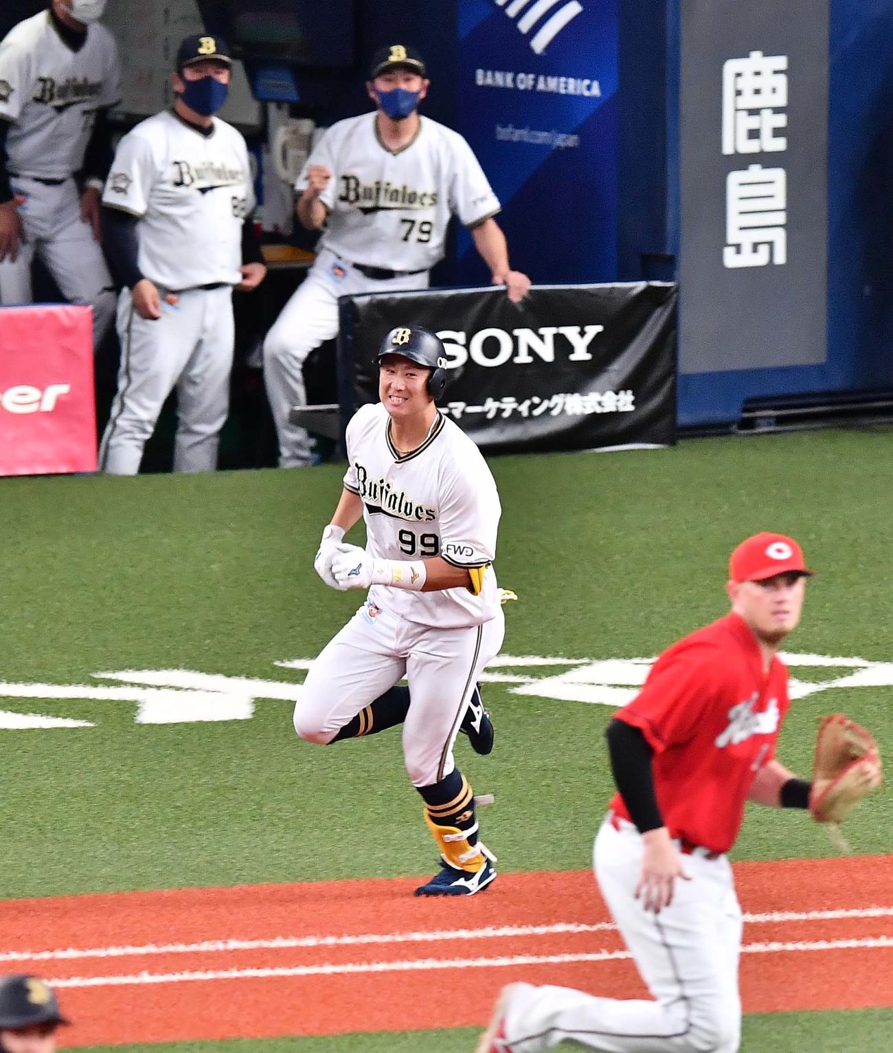 オリックス対広島　7回裏オリックス1死満塁、中前に先制2点適時打を放つ杉本（撮影・上田博志）