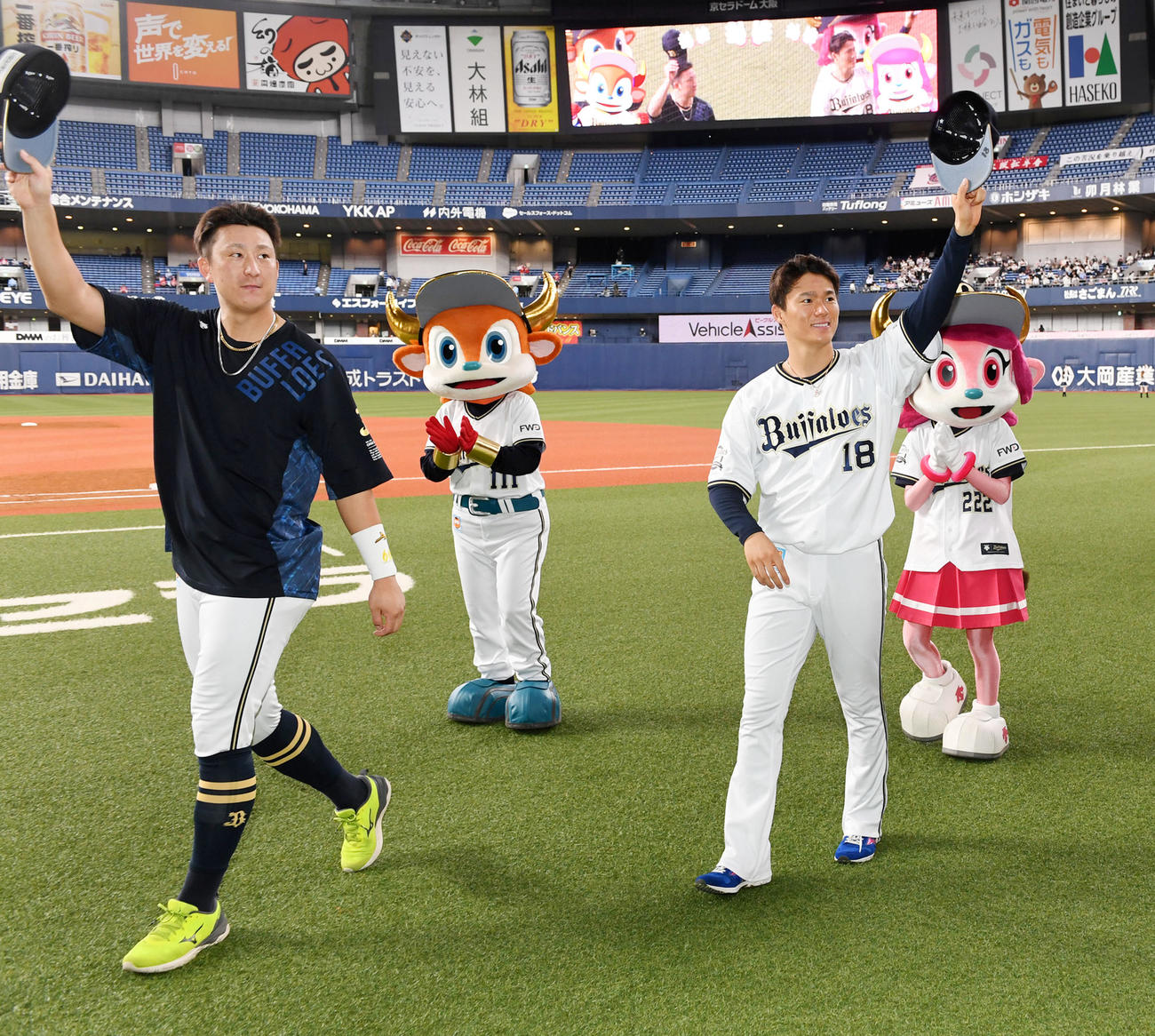 オリックス対広島　ファンの声援に応える杉本（左）と山本（撮影・前岡正明）