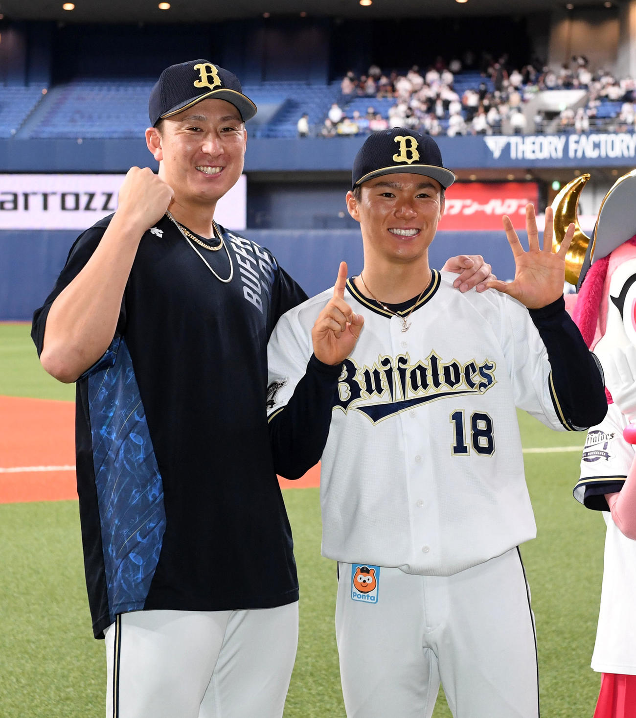 オリックス対広島　決勝打を放った杉本（左）と並んで15奪三振のポーズを決める山本（撮影・前岡正明）