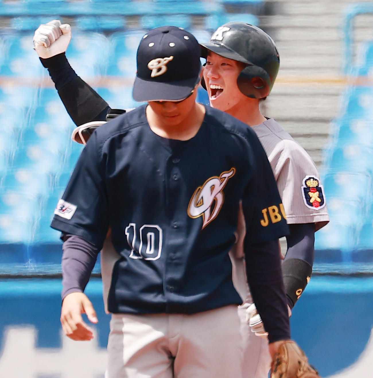 上武大対慶大　7回裏慶大1死二塁、中前適時打を放ちガッツポーズで喜ぶ福井（撮影・野上伸悟）