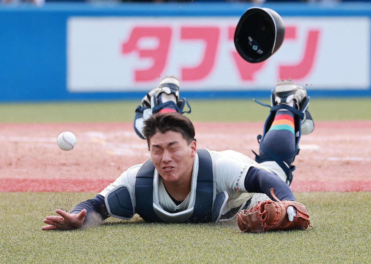 福岡大対福井工大　5回表福岡大無死一塁、田中の邪飛に御簗が飛び込むも及ばず（撮影・野上伸悟）