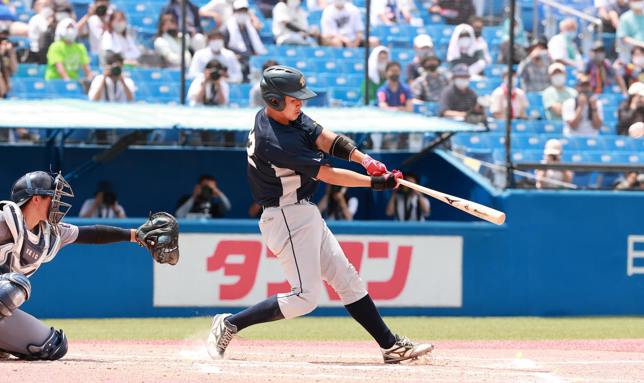 上武大対慶大　6回表上武大2死、左越え満塁本塁打を放つ進藤（撮影・野上伸悟）