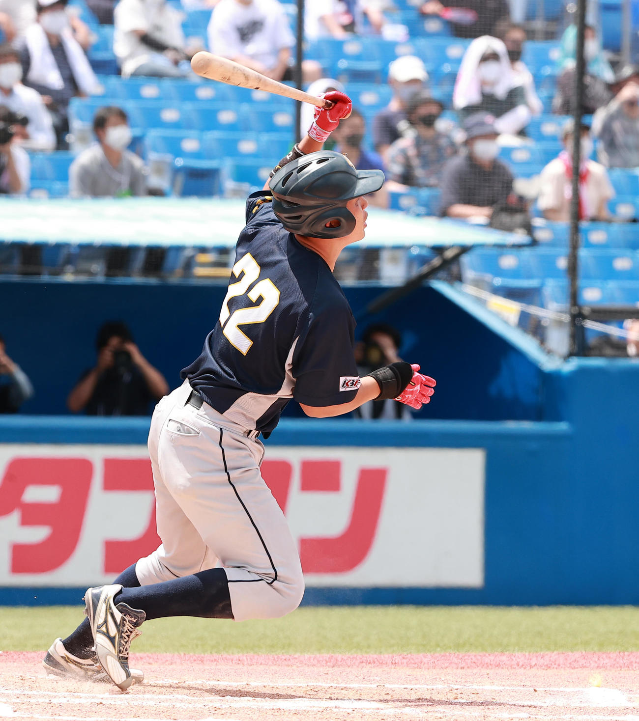 上武大対慶大　6回表上武大2死、左越え満塁本塁打を放つ進藤（撮影・野上伸悟）
