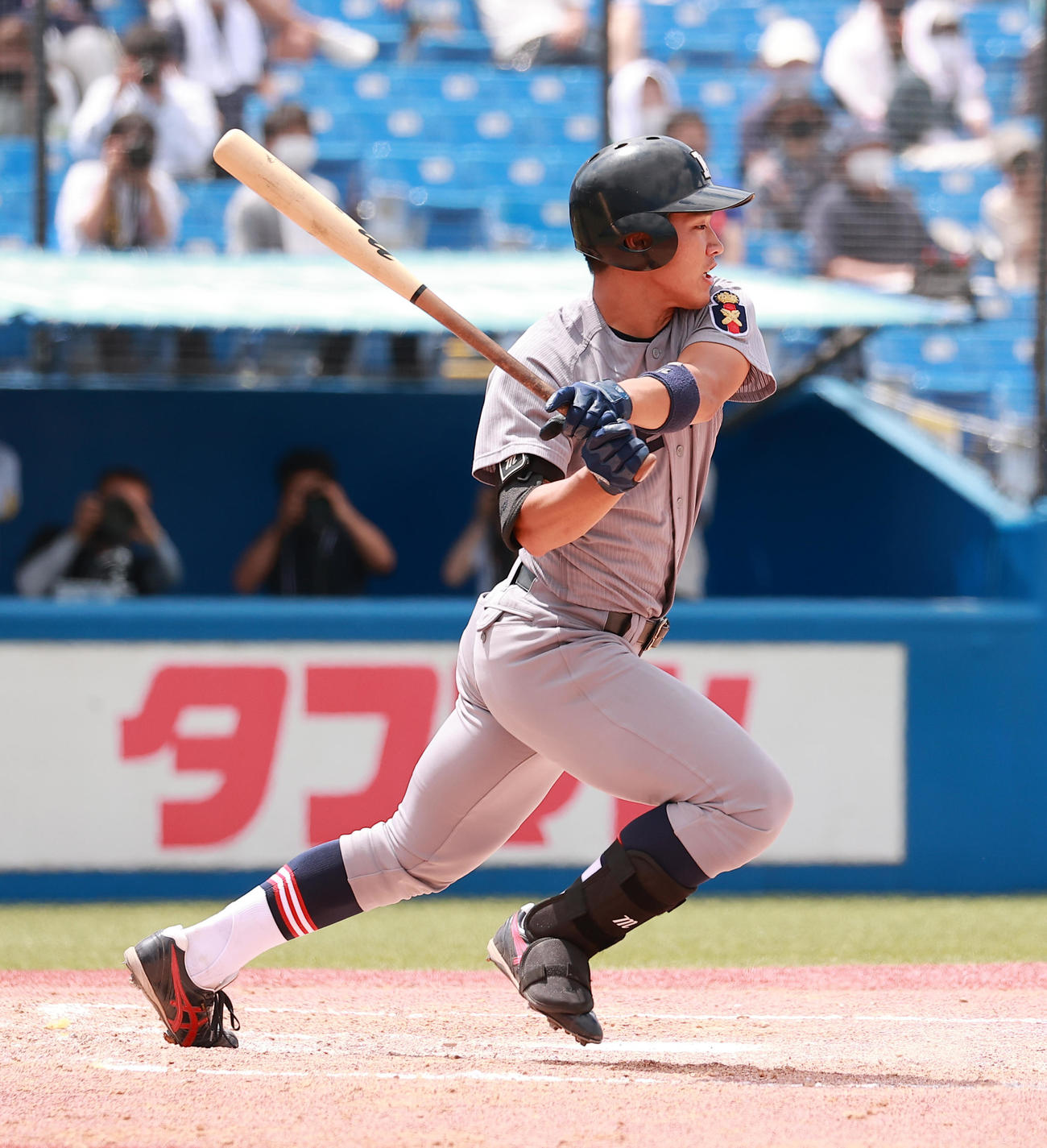 上武大対慶大　7回裏慶大無死一、二塁、右前適時打を放つ下山（撮影・野上伸悟）