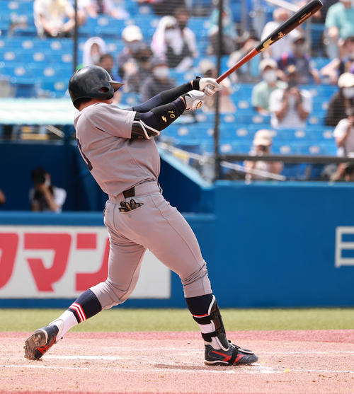 上武大対慶大　7回裏慶大1死二塁、中前適時打を放つ福井（撮影・野上伸悟）