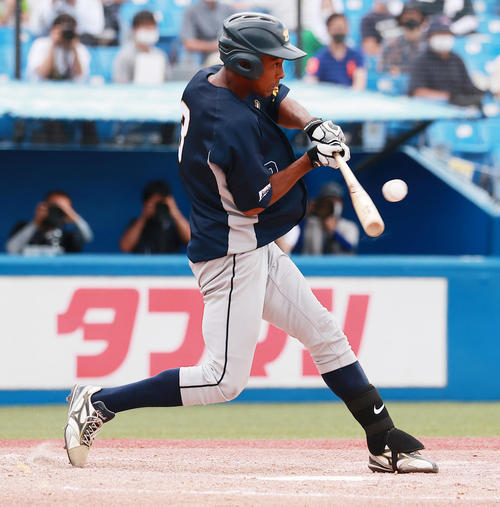 上武大対慶大　8回表上武大2死二塁、中前適時打を放つブライト（撮影・野上伸悟）