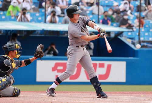 上武大対慶大　8回裏慶大1死二、三塁、左前適時打を放つ正木（撮影・野上伸悟）