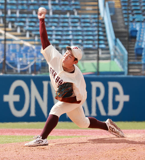 福岡大対福井工大　力投する福岡大先発の藤松（撮影・野上伸悟）