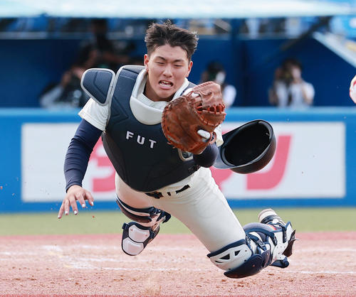 福岡大対福井工大　5回表福岡大無死一塁、田中の邪飛に御簗が飛び込むも及ばず（撮影・野上伸悟）