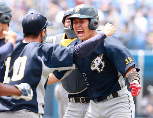 上武大対慶大　6回表上武大2死、左越え満塁本塁打を放ち喜ぶ進藤（撮影・野上伸悟）