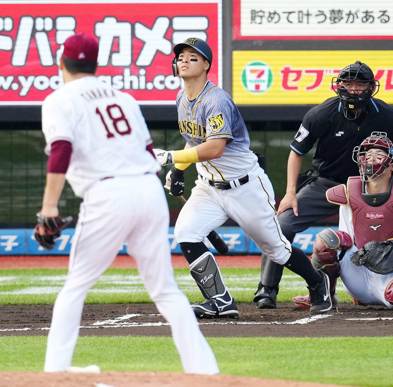 楽天対阪神　6回表阪神2死、右越えソロ本塁打を放つ佐藤輝。投手田中将（撮影・江口和貴）