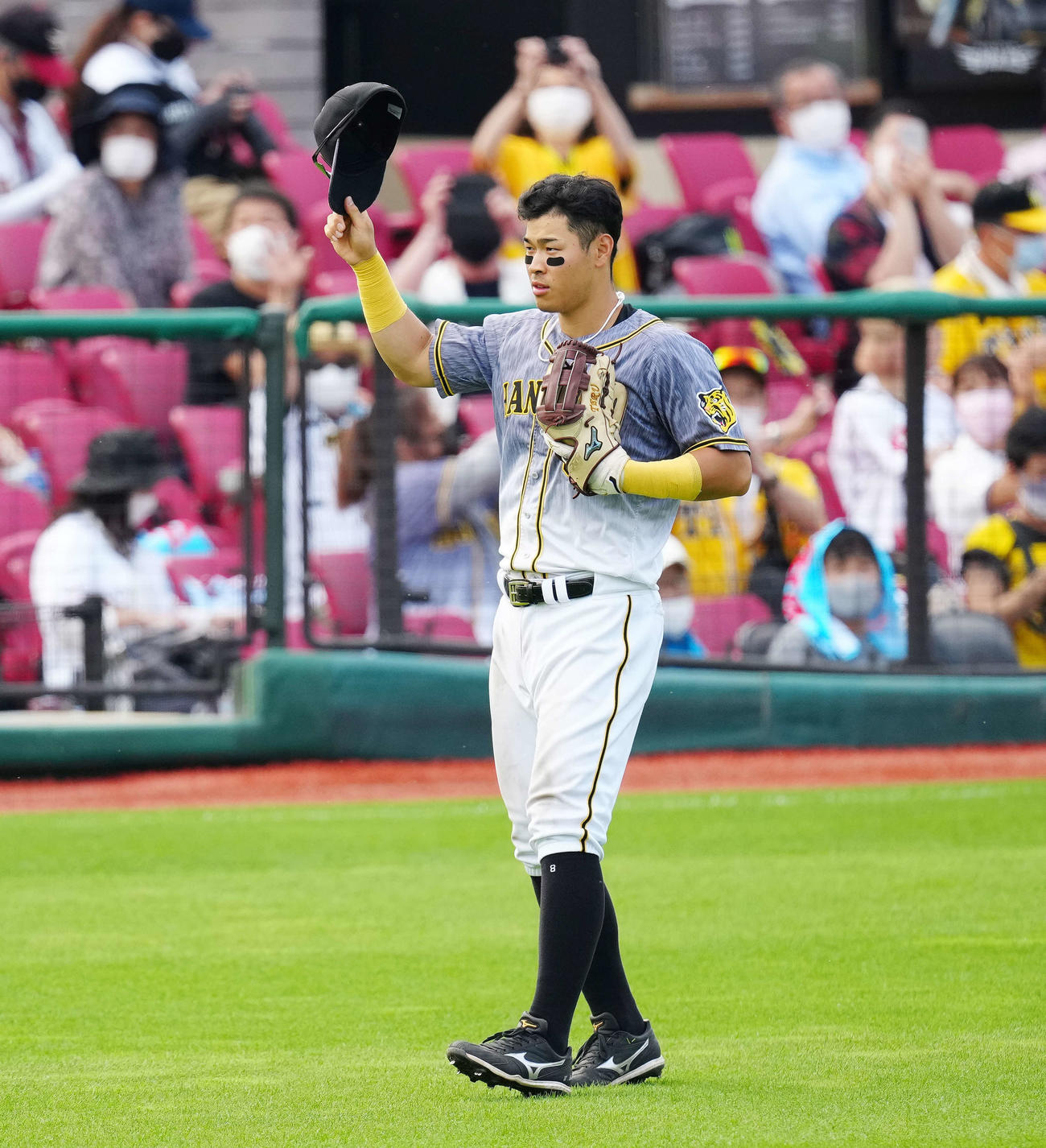 楽天対阪神　6回裏開始前、阪神ファンの拍手に応える佐藤輝（撮影・江口和貴）