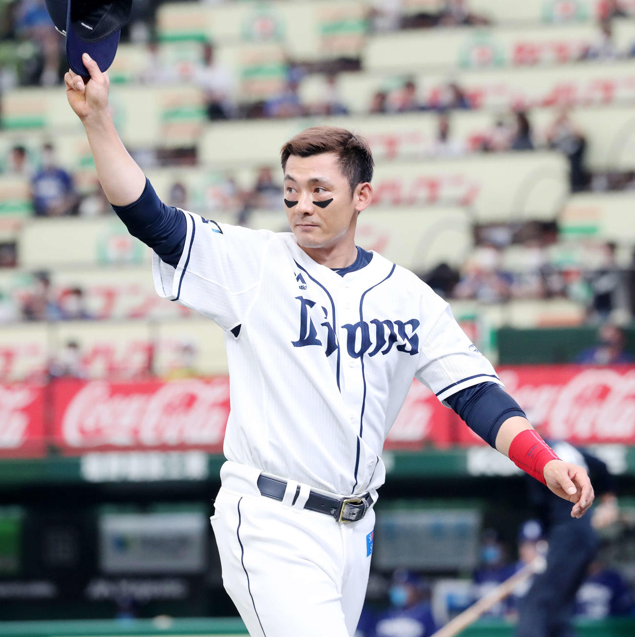 西武対中日　通算2000試合出場を達成しファンに手を振る西武栗山（撮影・鈴木正人）