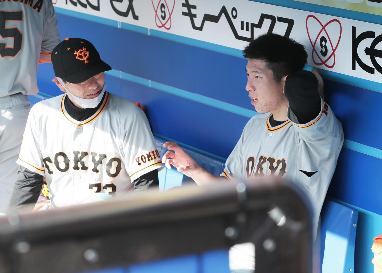ロッテ対巨人　ベンチに戻った巨人戸郷（右）は氷のうで頭を冷やしながら桑田投手チーフコーチ補佐と話す（撮影・足立雅史）