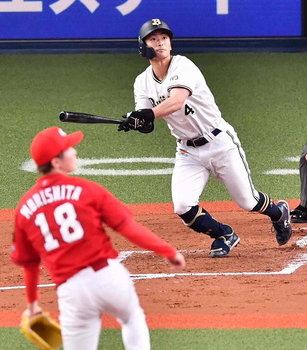 オリックス対広島　2回裏オリックス2死満塁、左中間へ先制3点適時三塁打を放つ福田（撮影・上田博志）