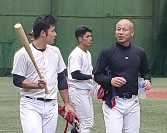 練習後、福井工大ナインと話し合う、町田公二郎総合コーチ（右）