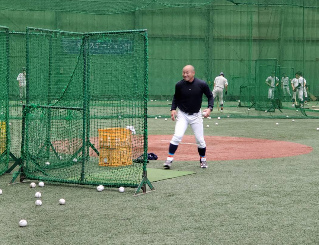 福井工大・町田公二郎総合コーチは準決勝前日練習で打撃投手を務めた