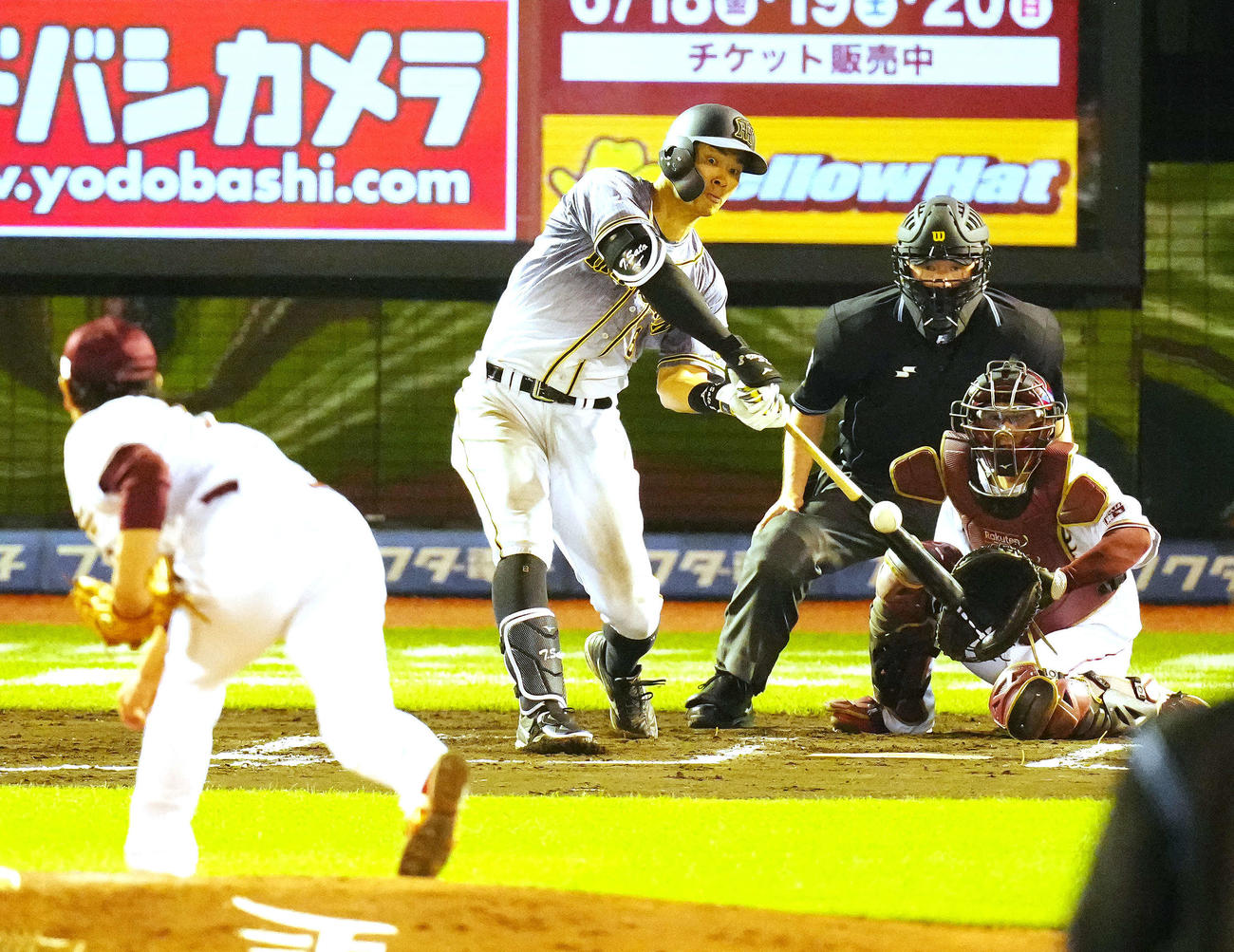 楽天対阪神　6回表阪神2死、中前打を放つ佐藤輝。投手涌井（撮影・江口和貴）