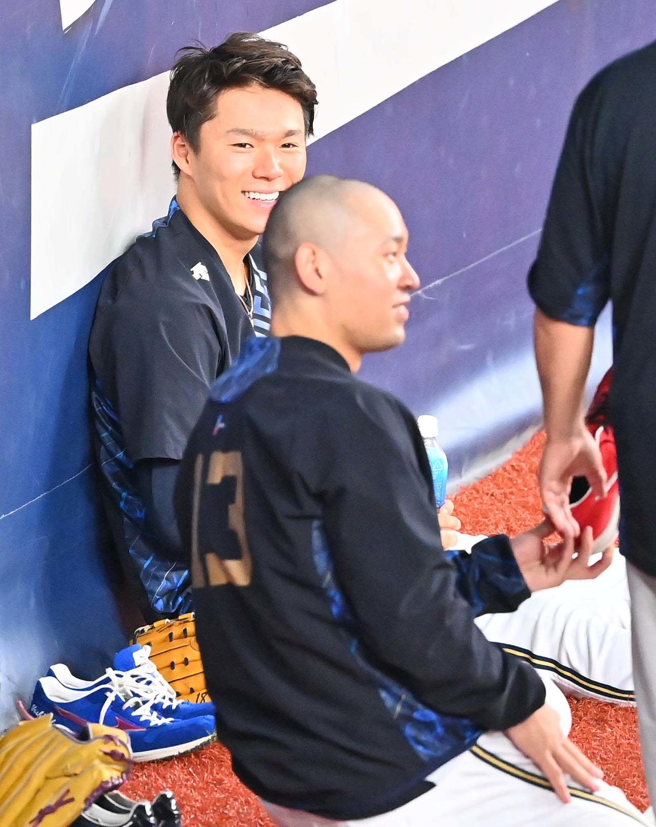 丸坊主の宮城大弥（右）を笑顔で見る山本由伸（撮影・上田博志）