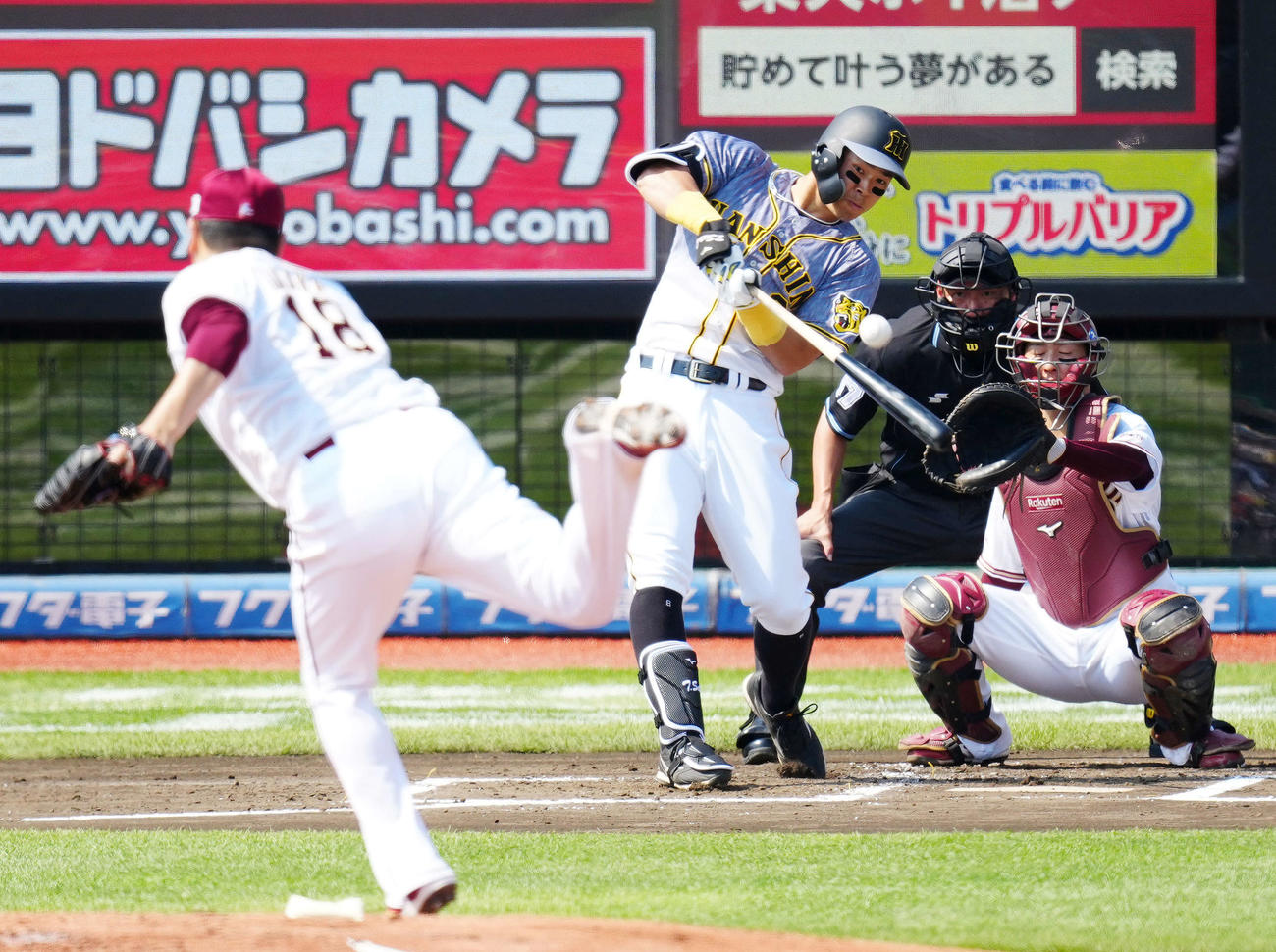 楽天対阪神　2回表阪神1死、中飛に倒れる佐藤輝。投手田中将（撮影・江口和貴）