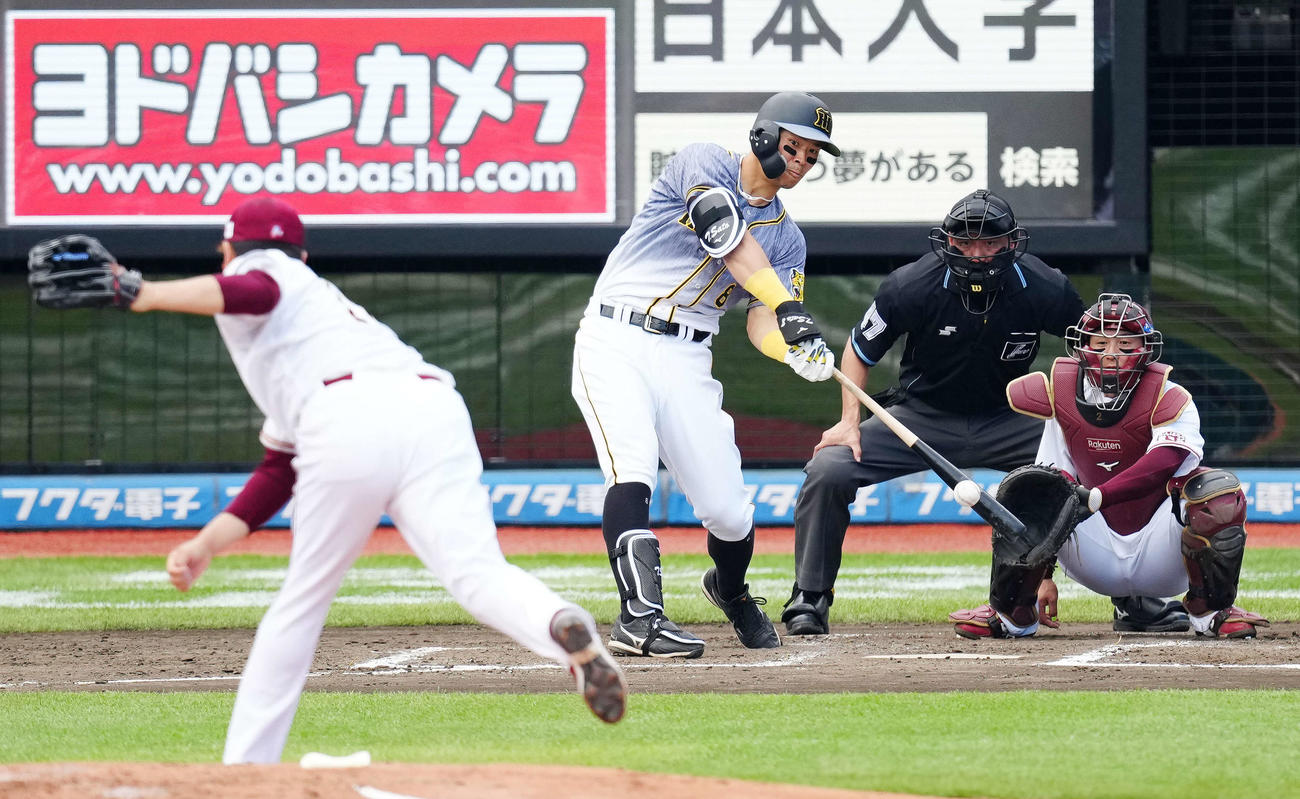 楽天対阪神　4回表阪神2死、右前打を放つ佐藤輝。投手田中将（撮影・江口和貴）