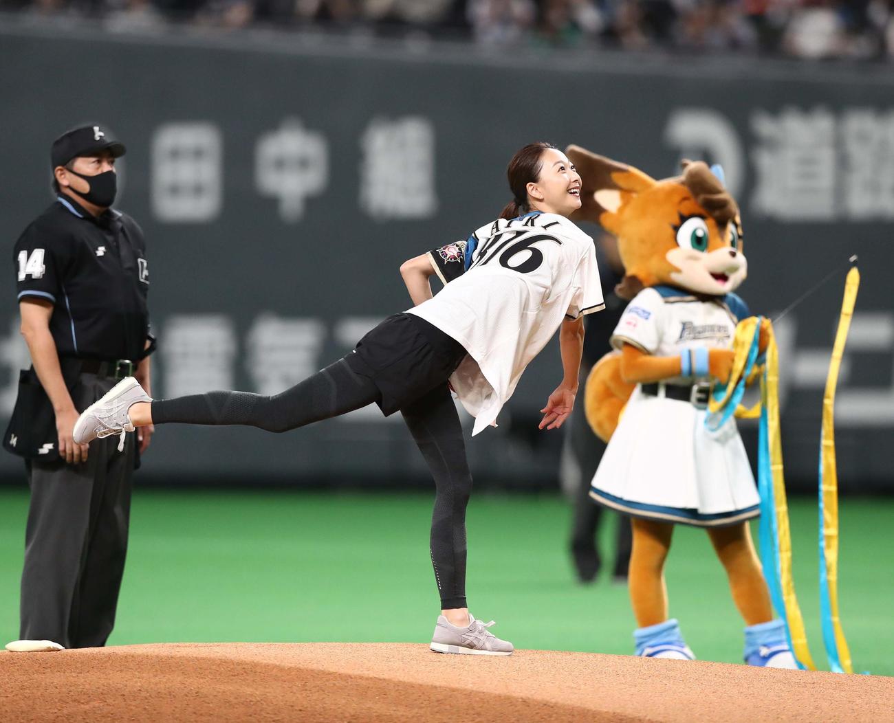 日本ハム対DeNA　アクロバティックな始球式をする畠山愛理さん（撮影・黒川智章）
