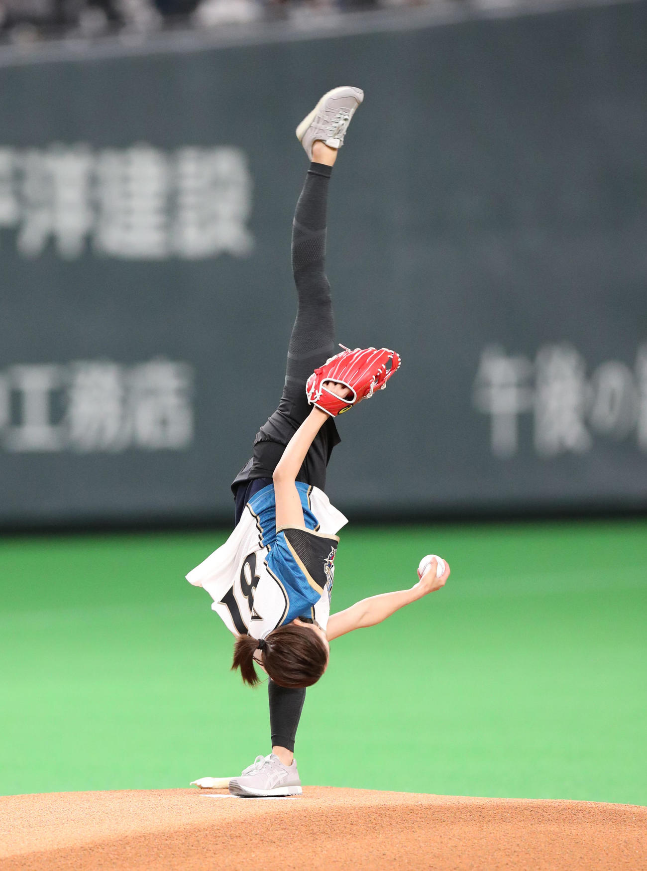 日本ハム対DeNA　始球式を務める畠山愛理さん（撮影・佐藤翔太）