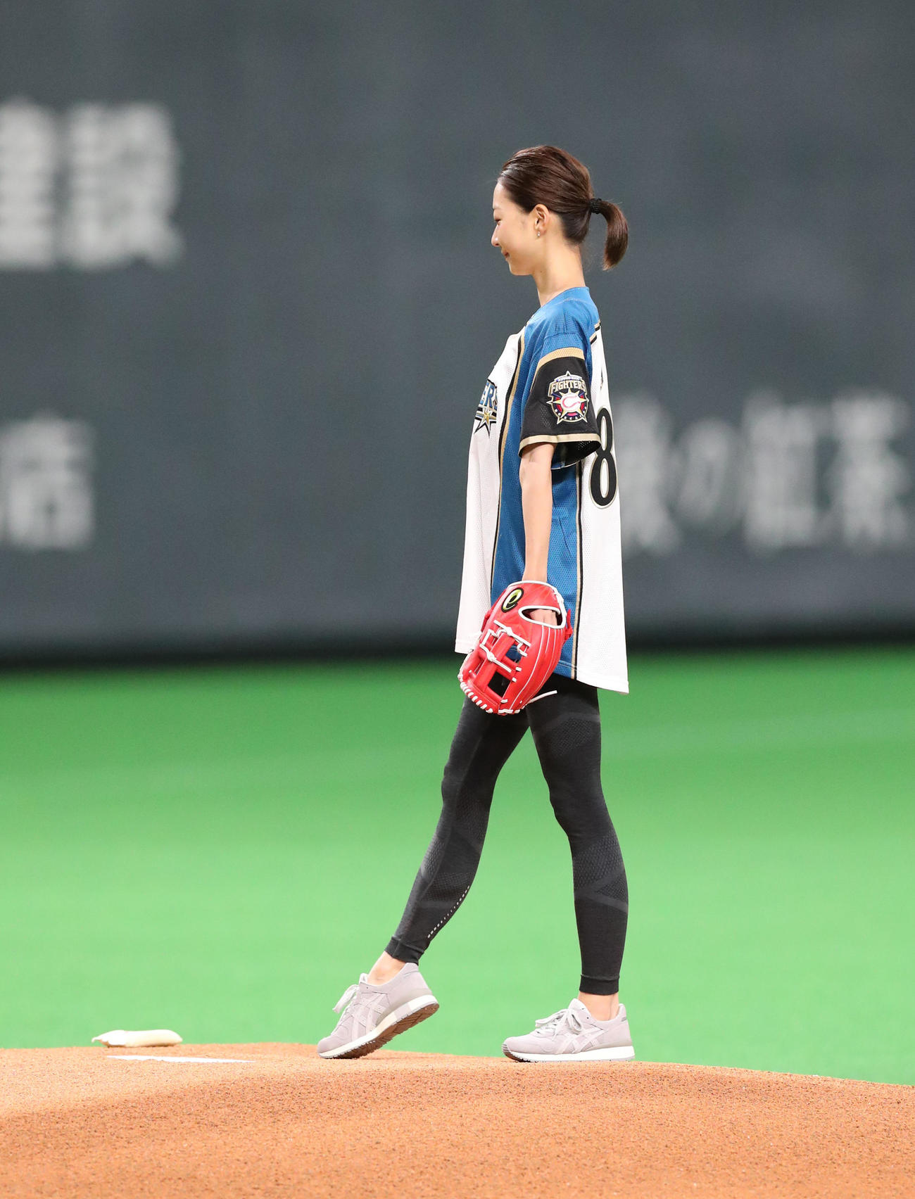 日本ハム対DeNA　始球式を務める畠山愛理さん（撮影・佐藤翔太）
