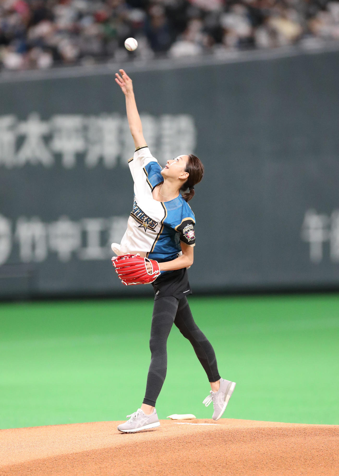 日本ハム対DeNA　始球式を務める畠山愛理さん（撮影・佐藤翔太）