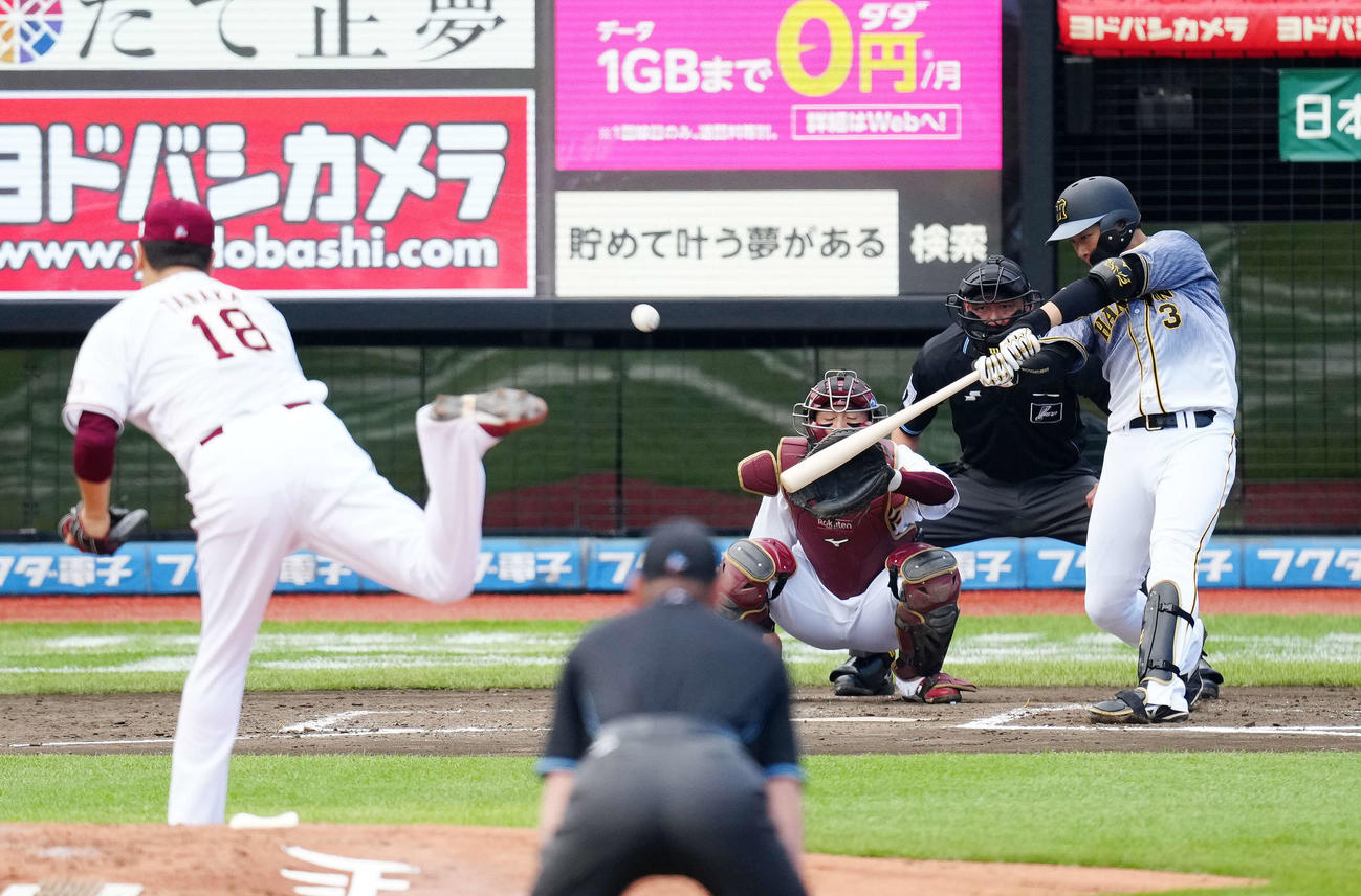 楽天対阪神　4回表阪神2死一塁、右越えに先制2点本塁打を放つ大山。投手田中将（撮影・江口和貴）