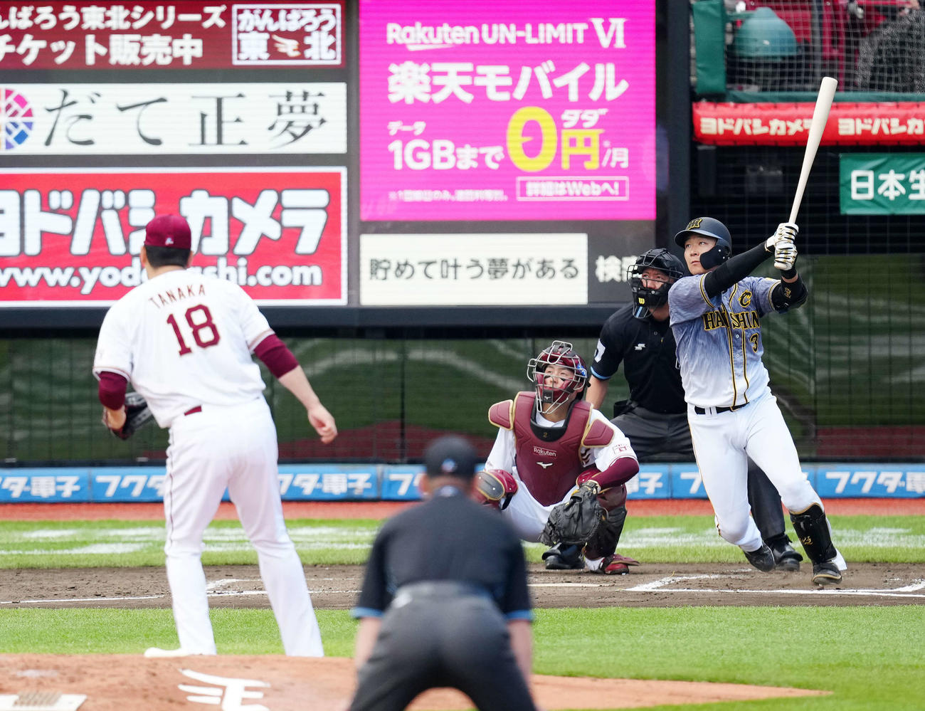 楽天対阪神　4回表阪神2死一塁、右越えに先制2点本塁打を放つ大山。投手田中将（撮影・江口和貴）