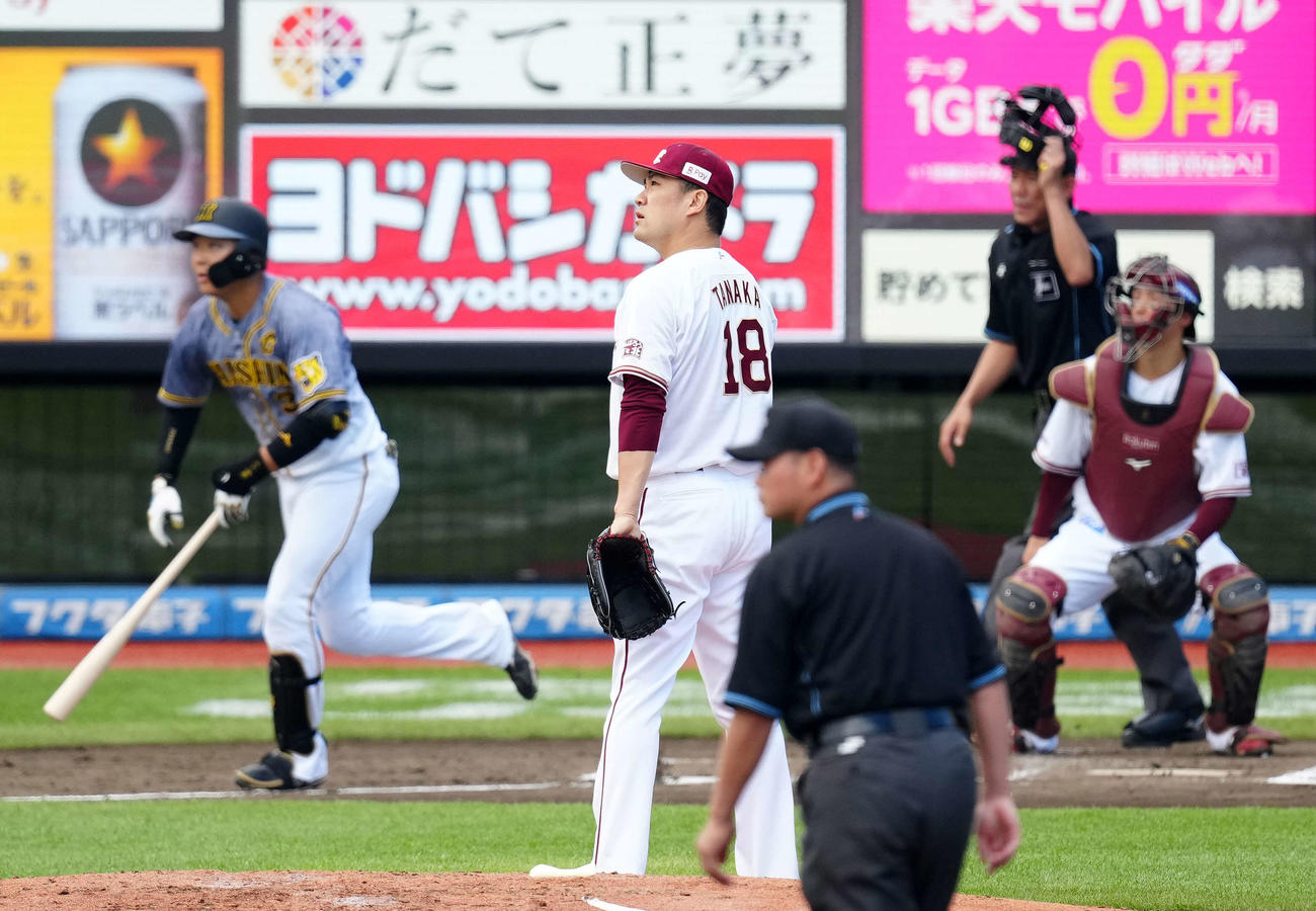 楽天対阪神　4回表阪神2死一塁、大山（左）に先制2点本塁打を浴びる田中将（撮影・江口和貴）