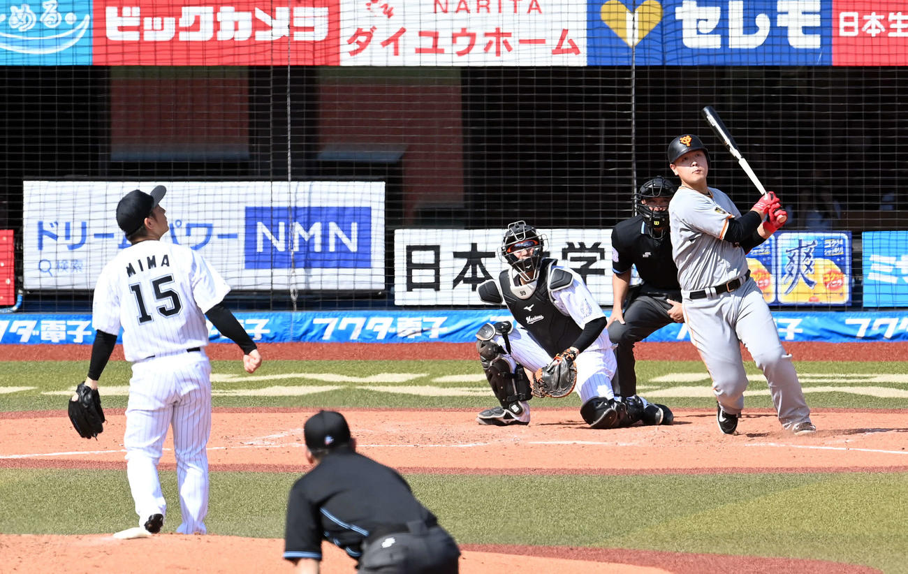 ロッテ対巨人　3回表巨人無死一、三塁、左越えに19号3点本塁打を放つ岡本和。投手美馬（撮影・たえ見朱実）