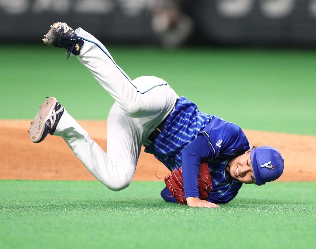 日本ハム対DeNA 3回裏日本ハム無死、石川亮の打球が当たり倒れる京山（撮影・黒川智章）