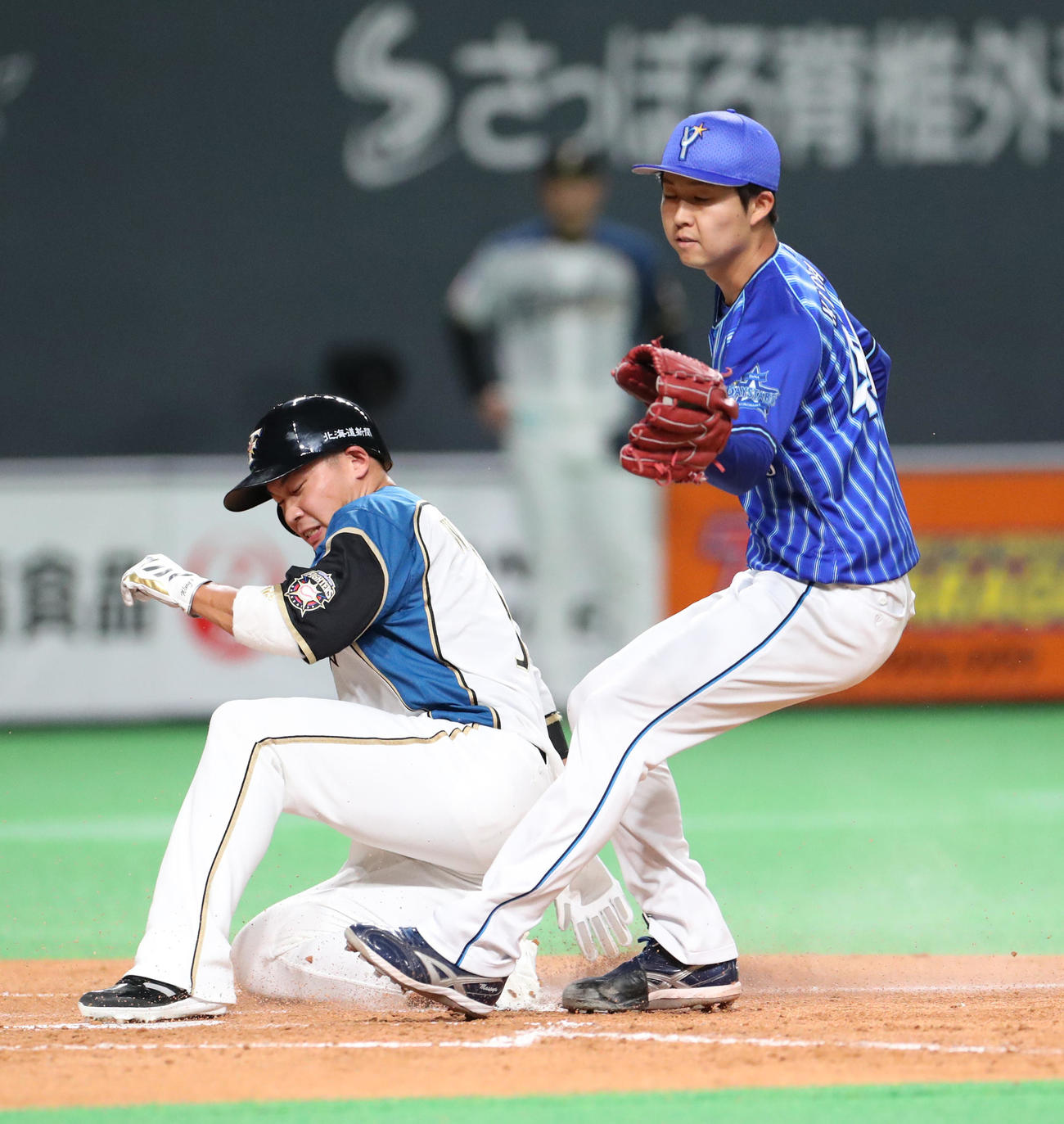 日本ハム対DeNA 4回裏日本ハム1死満塁、DeNA京山（右手前）は暴投で先制を許す（撮影・佐藤翔太）