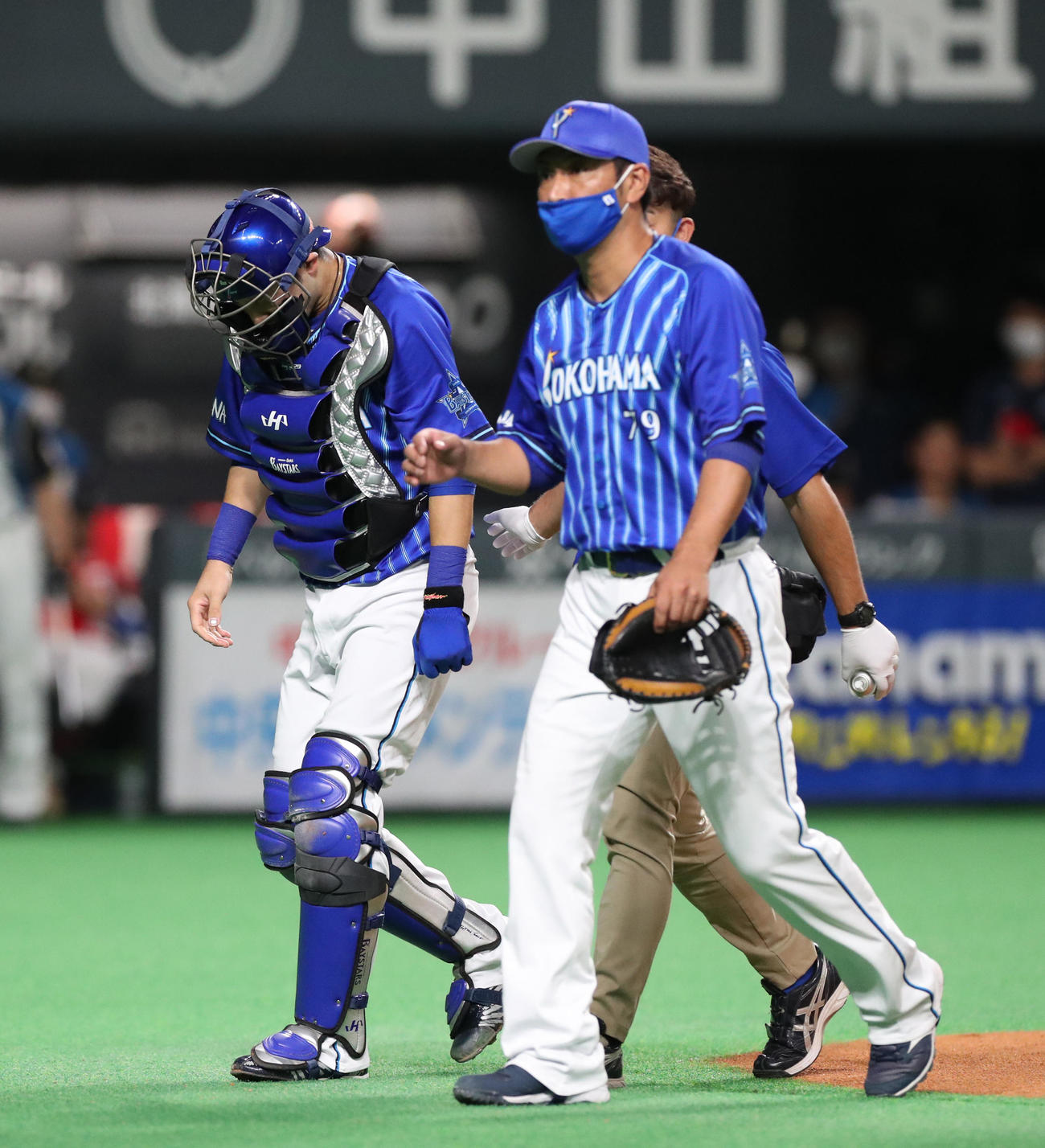 日本ハム対DeNA　治療のため、一旦ベンチに戻るDeNA伊藤光（撮影・佐藤翔太）