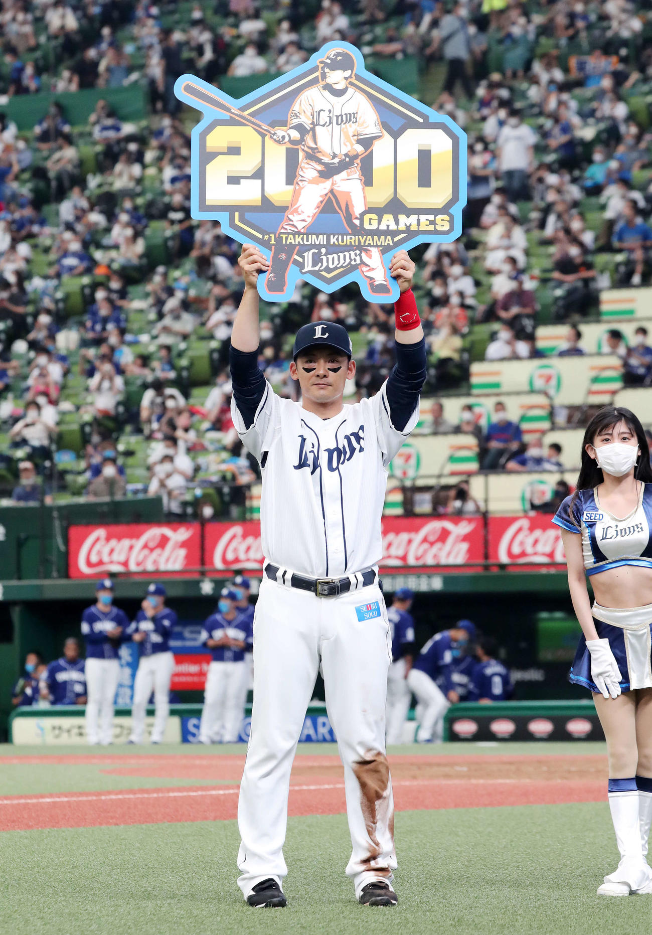 西武対中日　通算2000試合出場を達成しボードを掲げる西武栗山（撮影・鈴木正人）