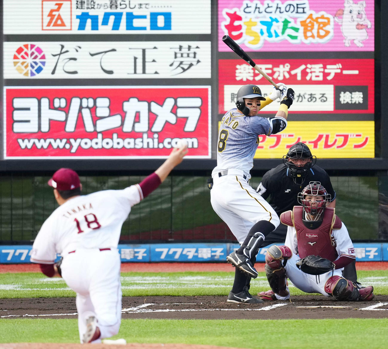 楽天対阪神　6回表阪神2死、田中将（手前）の3球目、ソロ本塁打を放った佐藤輝（撮影・江口和貴）