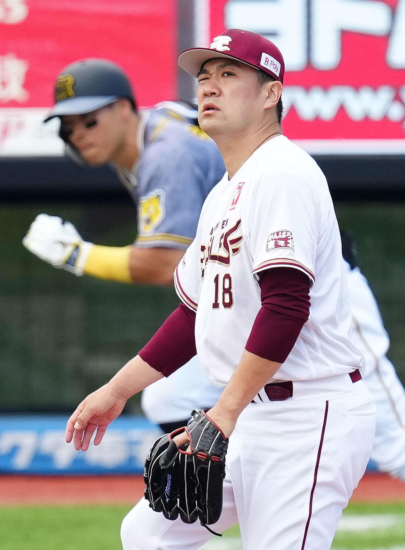 楽天対阪神　4回表阪神2死、佐藤輝（後方）に右前打を浴びる田中将（撮影・江口和貴）