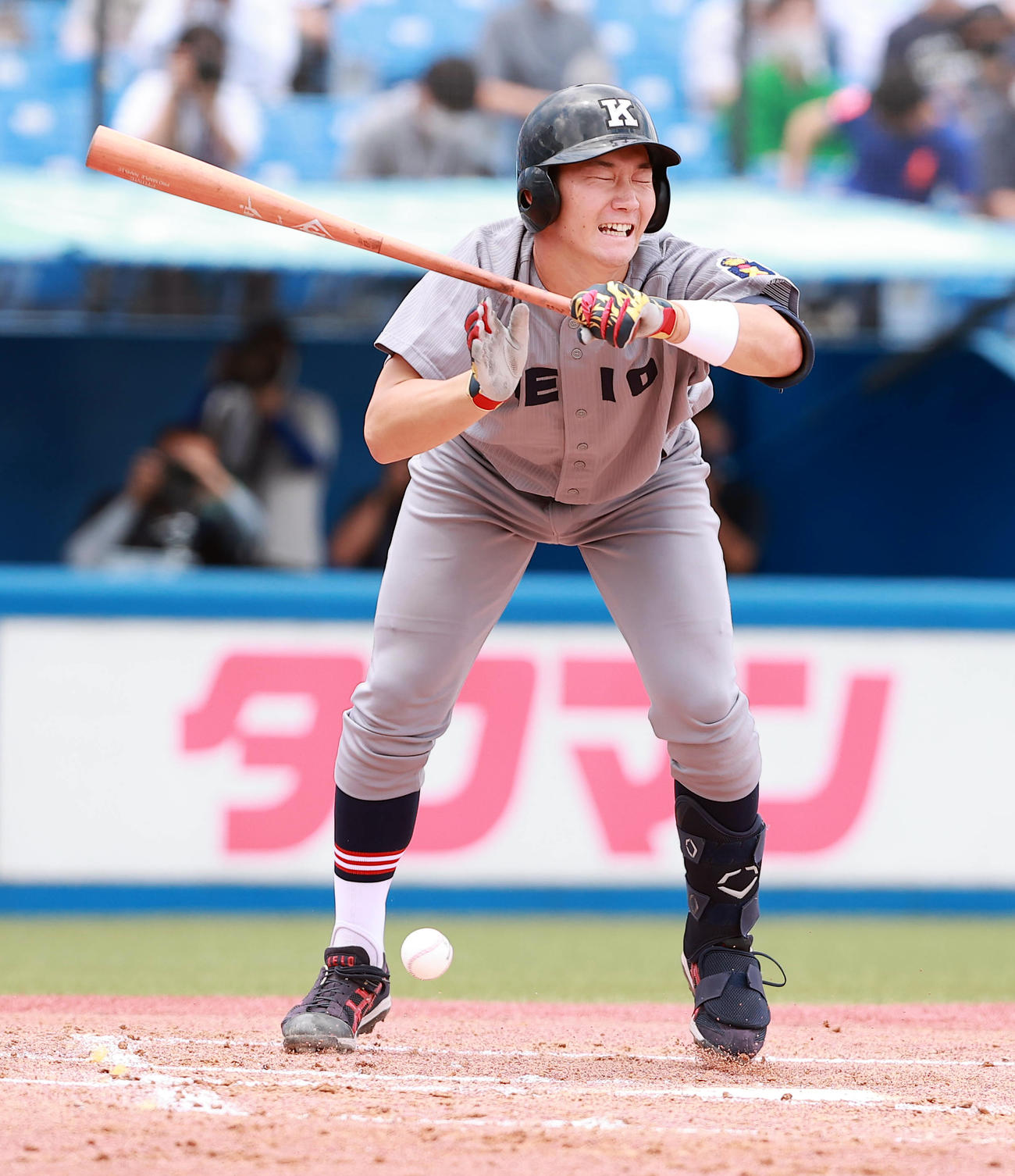 上武大対慶大　1回裏慶大2死三塁、死球を受ける正木（撮影・野上伸悟）