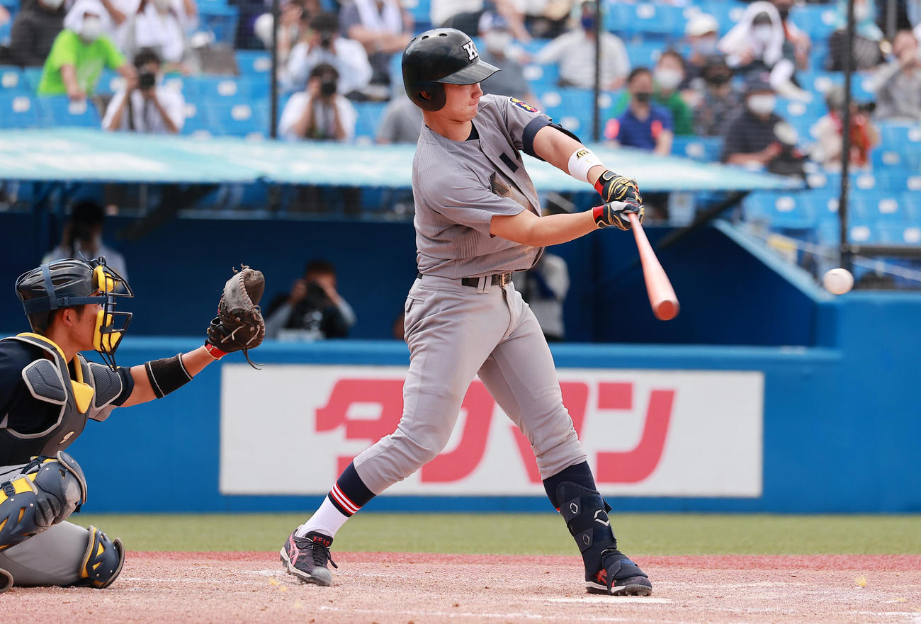 上武大対慶大　8回裏慶大1死二、三塁、左前適時打を放つ正木（撮影・野上伸悟）
