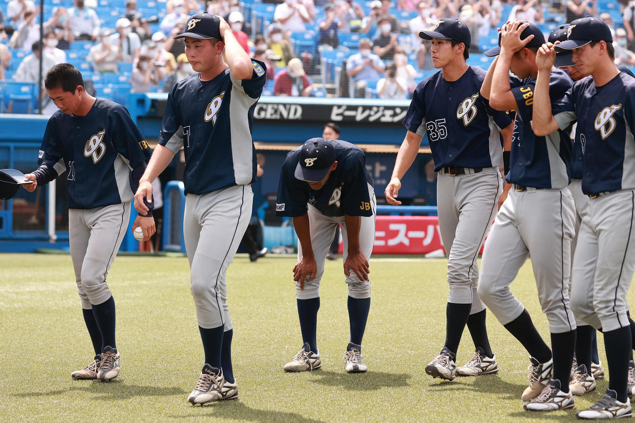 上武大対慶大　試合後のあいさつを終え、がっくりする上武大ブライト（中央）（撮影・野上伸悟）