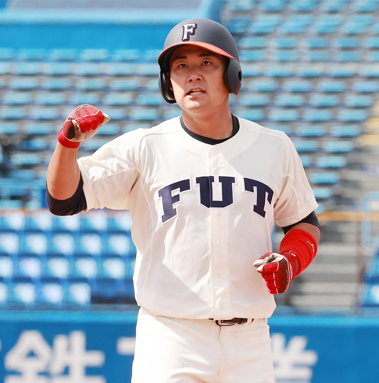 福岡大対福井工大　1回裏福井工大1死一、三塁、左前先制適時打を放ちガッツポーズの尾堂（撮影・野上伸悟）