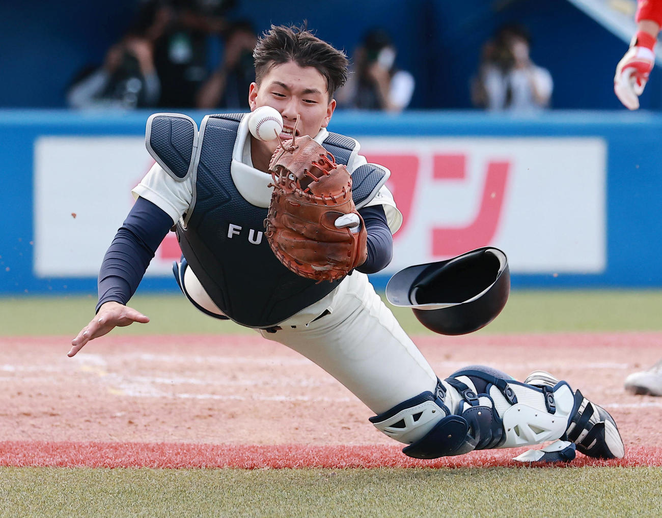福岡大対福井工大　5回表福岡大無死一塁、田中の邪飛に御簗が飛び込むも及ばず（撮影・野上伸悟）