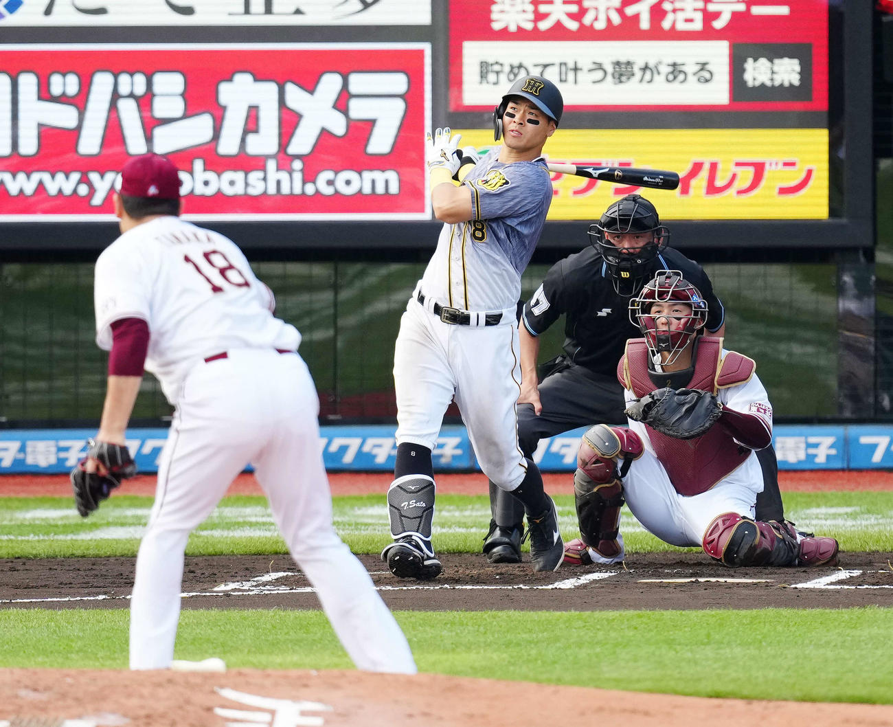 楽天対阪神　6回表阪神2死、右越えソロ本塁打を放つ佐藤輝。投手田中将（撮影・江口和貴）