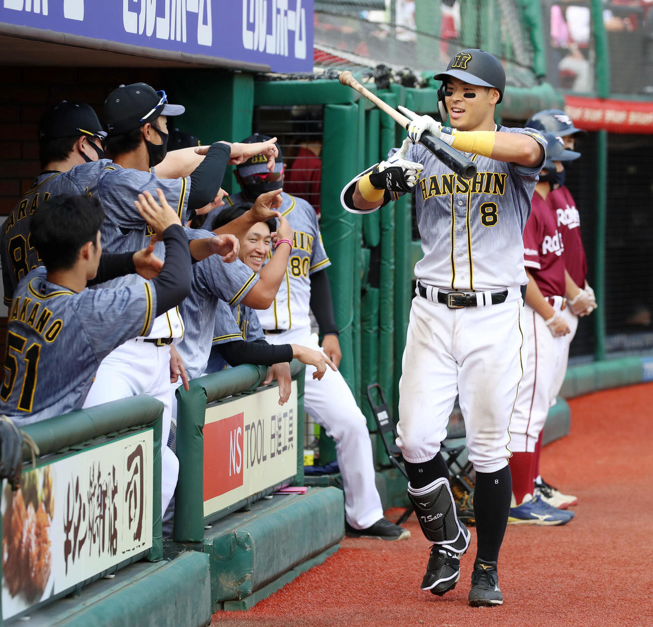 楽天対阪神　6回表阪神2死、佐藤輝は右越え本塁打を放ちZポーズを決める（撮影・加藤哉）