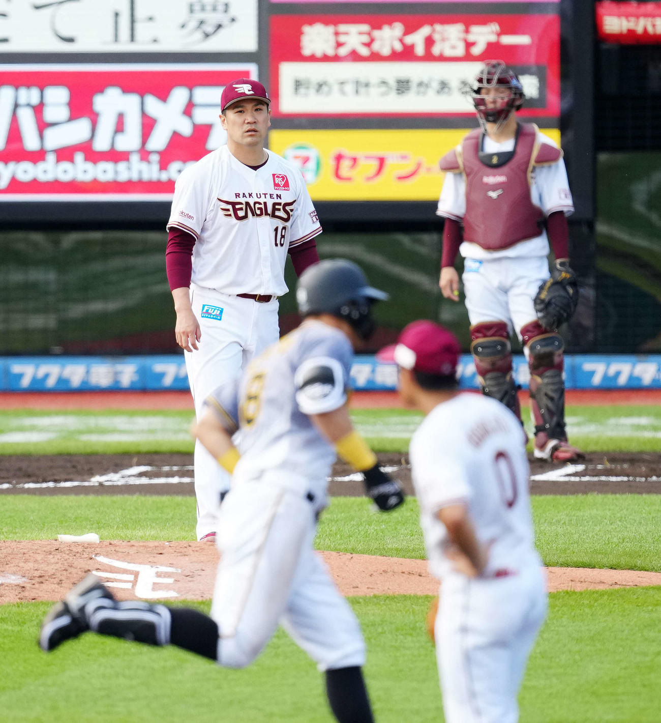 楽天対阪神　6回表阪神2死、佐藤輝（手前左）にソロ本塁打を浴びた田中将（撮影・江口和貴）